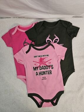 Realtree Pink "My Daddy's a Hunter" Short-Sleeve Baby One-Piece Set Of 3 | 6-9M